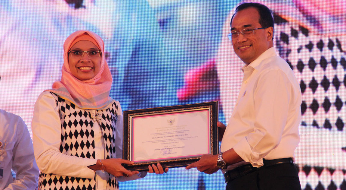 Berhasil Laksanakan Penerbangan Selama Peak Season Lebaran Tahun 2017, Garuda Indonesia Raih Penghargaan Dari Menteri Perhubungan Ri